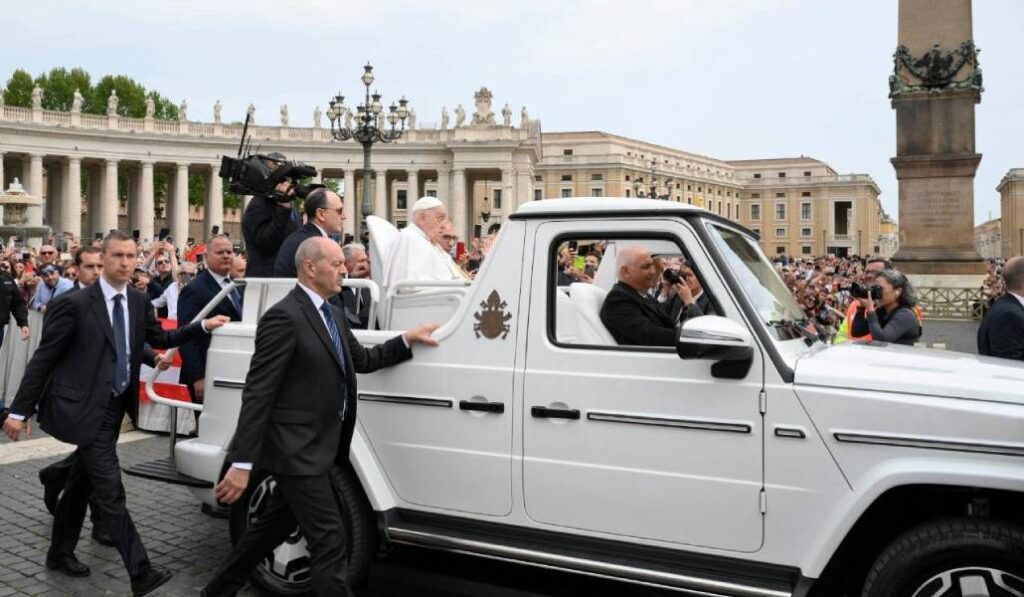 El Santo Padre durante su recorrido saludando a los fieles
