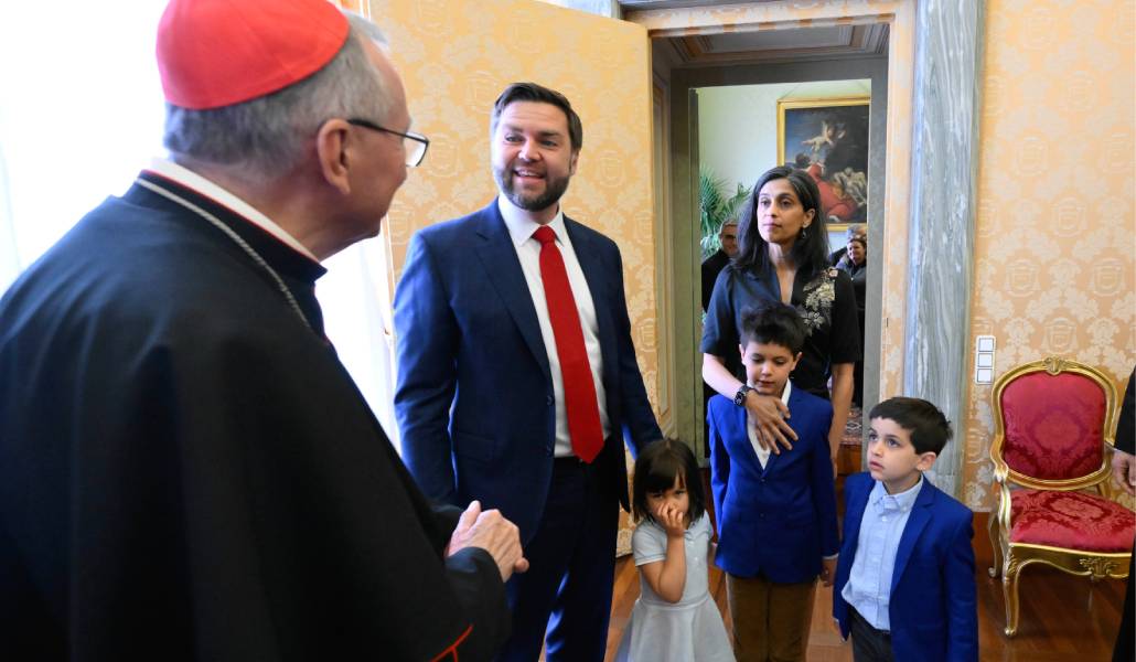 Parolin saluda al vicepresidente estadounidense con su esposa, Usha, y sus hijos antes del encuentro en el Palacio Apostólico del Vaticano