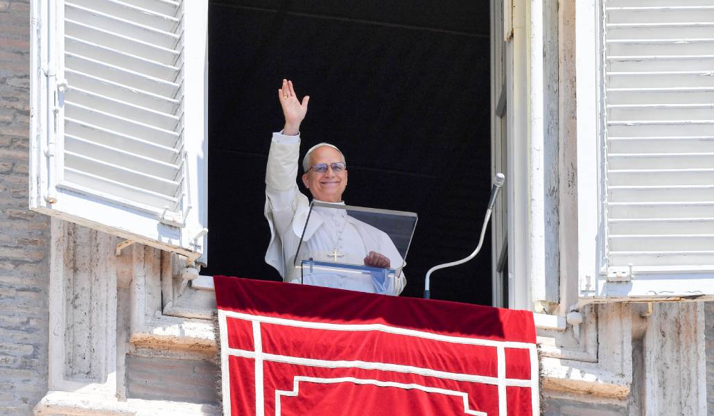 El Papa León XIV saluda a los fieles reunidos en la plaza de San pedro durante el rezo del 'Regina caeli' este domingo