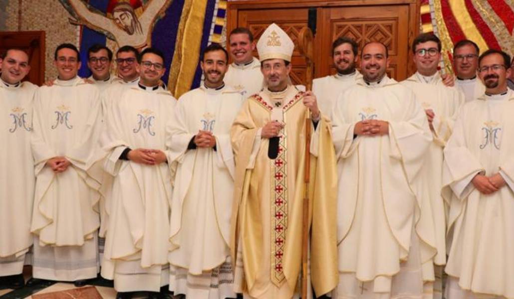 El arzobispo de Madrid, José Cobo, junto a los once nuevos sacerdotes