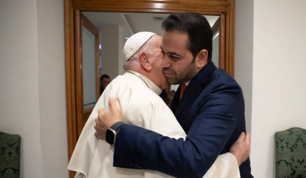 Abdelsalam abraza a Francisco en uno de sus encuentros.