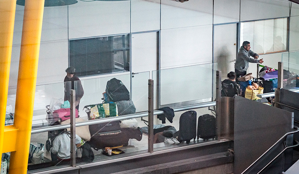 Personas sin hogar hacinadas en el aeropuerto Adolfo Suárez Madrid-Barajas
