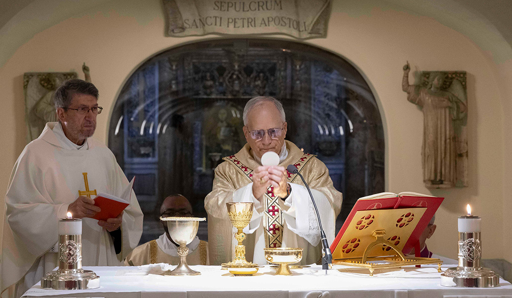 Moral junto al Papa el pasado domingo celebrando Misa en San Pedro.