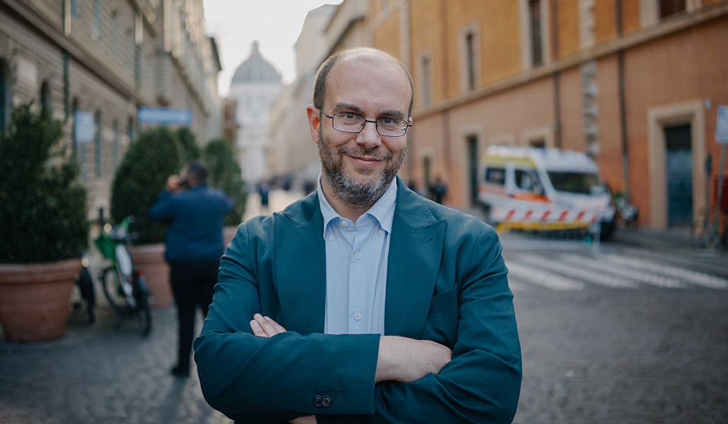 Andrea Gagliarducci con la basílica de San Pedro a sus espaldas