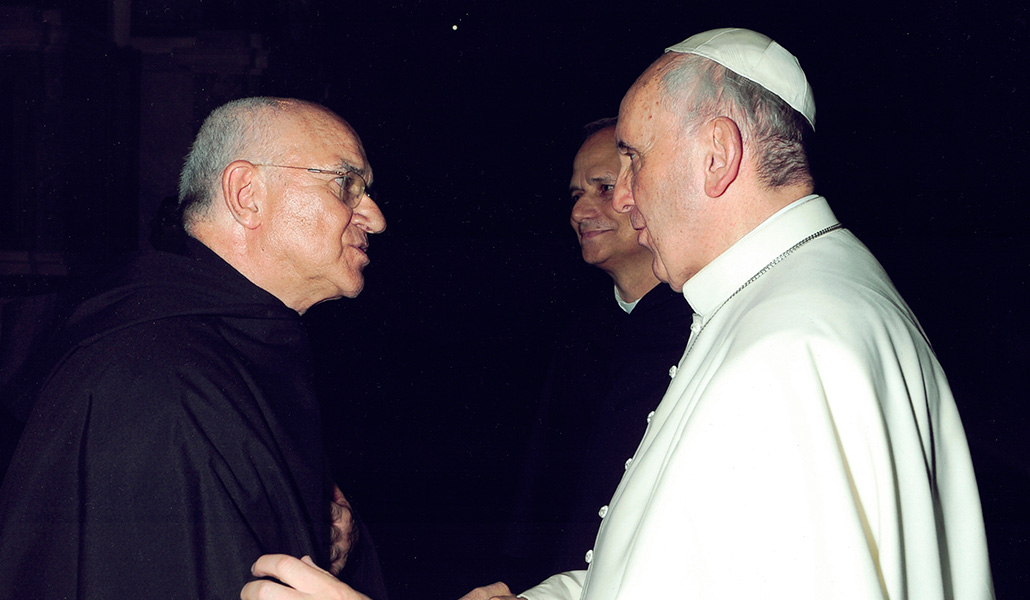 Camino (izquierda) saluda al Papa Francisco en presencia de Prevost durante el Capítulo General de 2013.