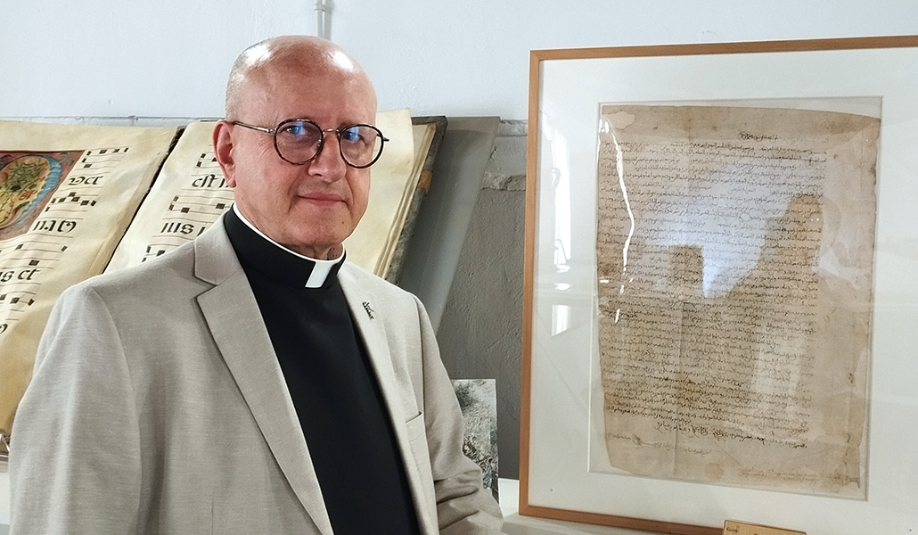 El director del archivo con la sentencia del cadí sobre el reparto de las aguas del río Alhama