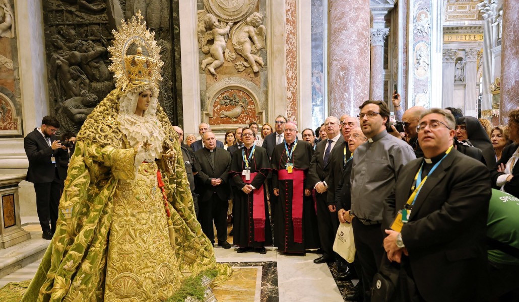 Saiz Meneses y otras autoridades civiles y religiosas contemplan la Macarena momentos antes de la celebración.