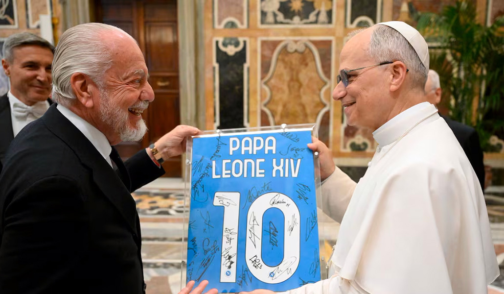 Aurelio De Laurentiis, presidente del Nápoles, regala a León XIV una camiseta con el mismo dorsal que usaba Maradona