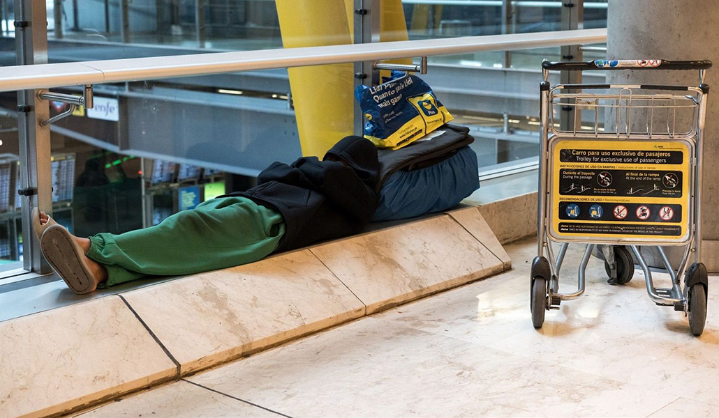Persona sin hogar en el Aeropuerto Adolfo Suárez Madrid-Barajas