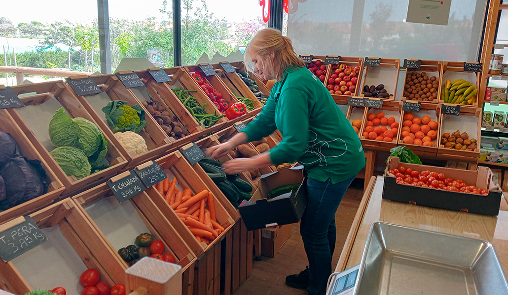 Ana en la tienda de Bioalverde en la que se comercializa los productos que plantan