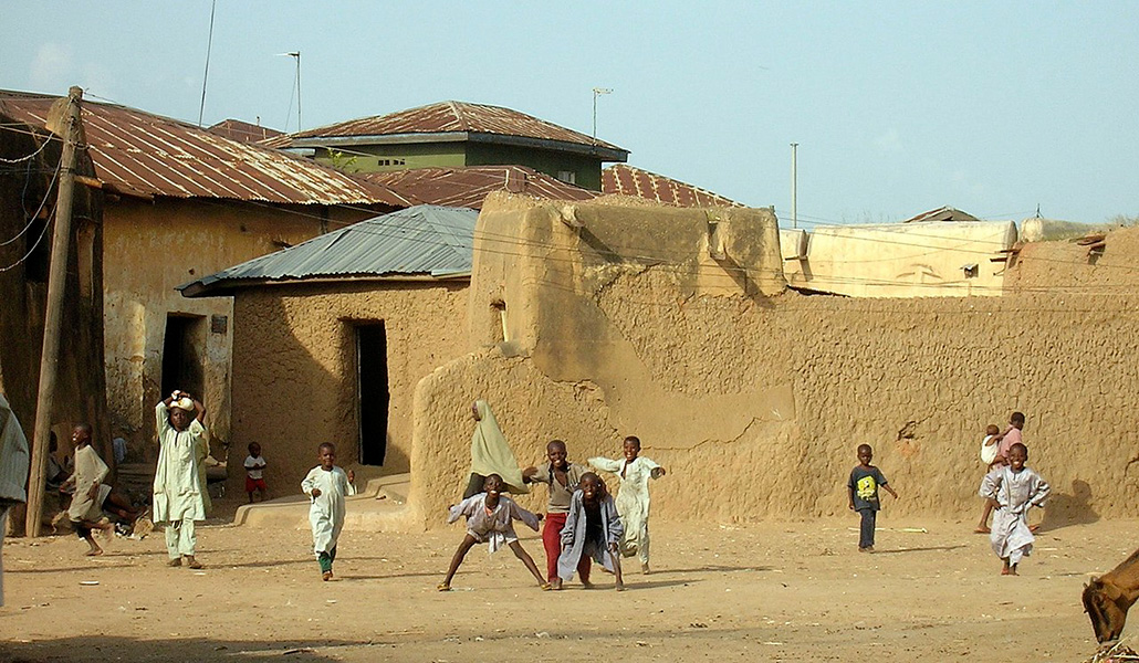 Niños en las calles de Zaria, donde la CEE financia la escuela de evangelización