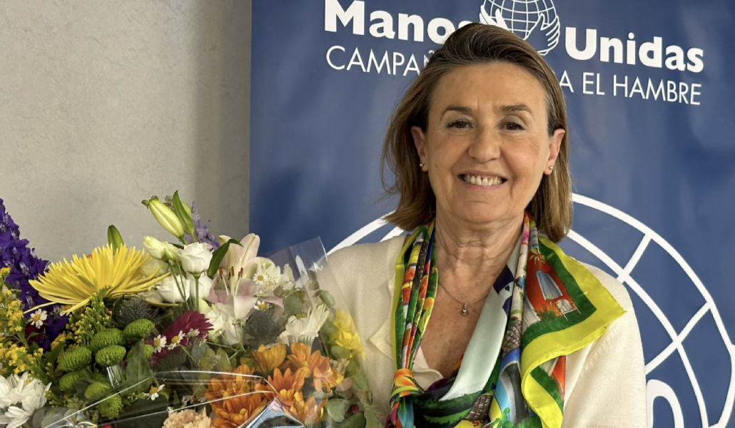 La presidenta recibió un ramo de flores tras ser reelegida