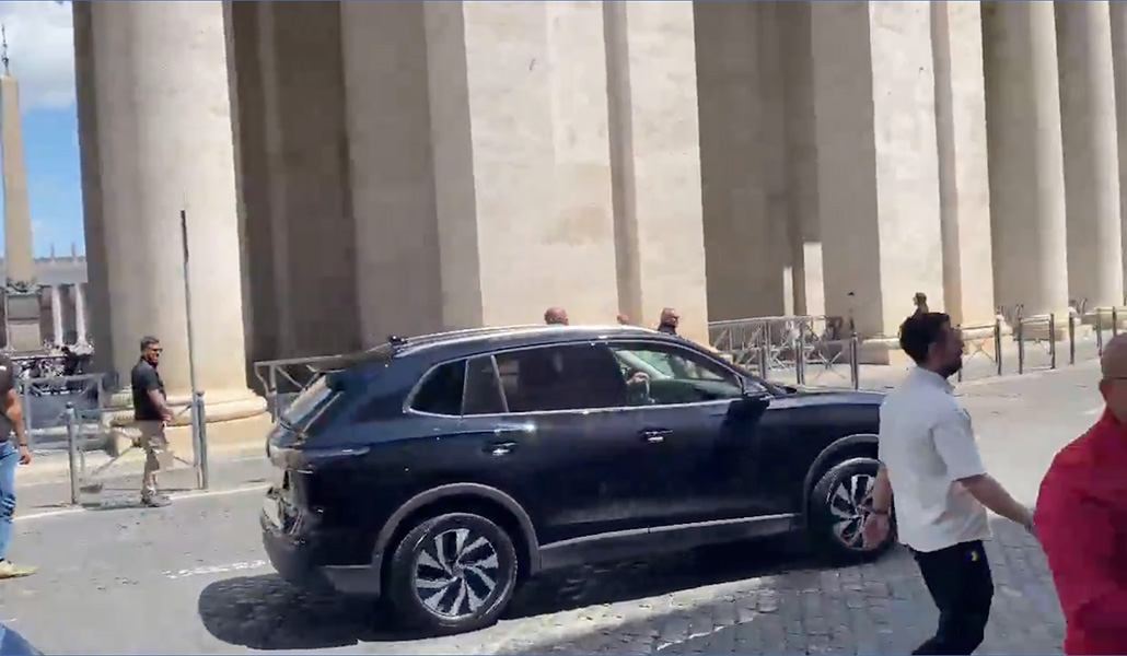 El coche del Papa accediendo a la casa de los agustinos