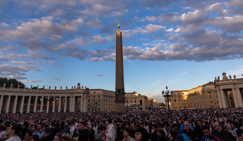 Una multitud de fieles se agolpa estos días en la plaza de San Pedro