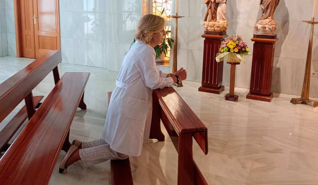 Esta voluntaria comienza su labor cada martes rezando en la capilla del hospital