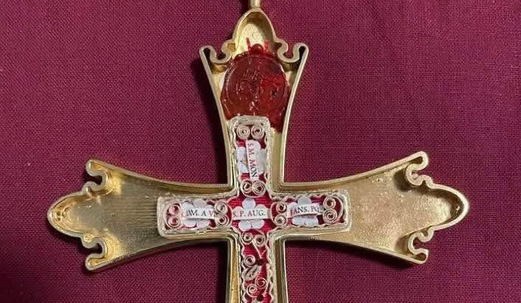 Cruz pectoral de León XIV con reliquias de san Agustín, santa Mónica, santo Tomás de Villanueva y el beato Anselmo Polanco