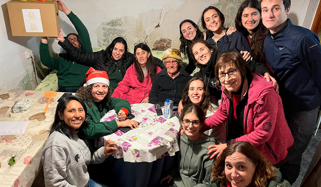 La religiosa (entre la mujer de la chaqueta rosa y la del gorro amarillo) con voluntarios en la casa de afectados
