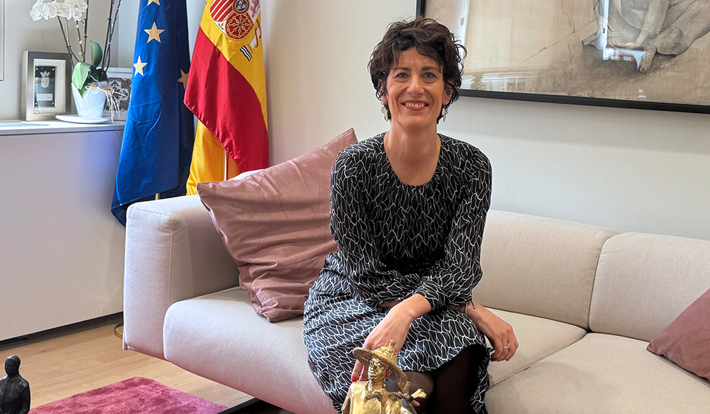 La ministra recibió en su despacho en Madrid a un equipo de 'Alfa y Omega'