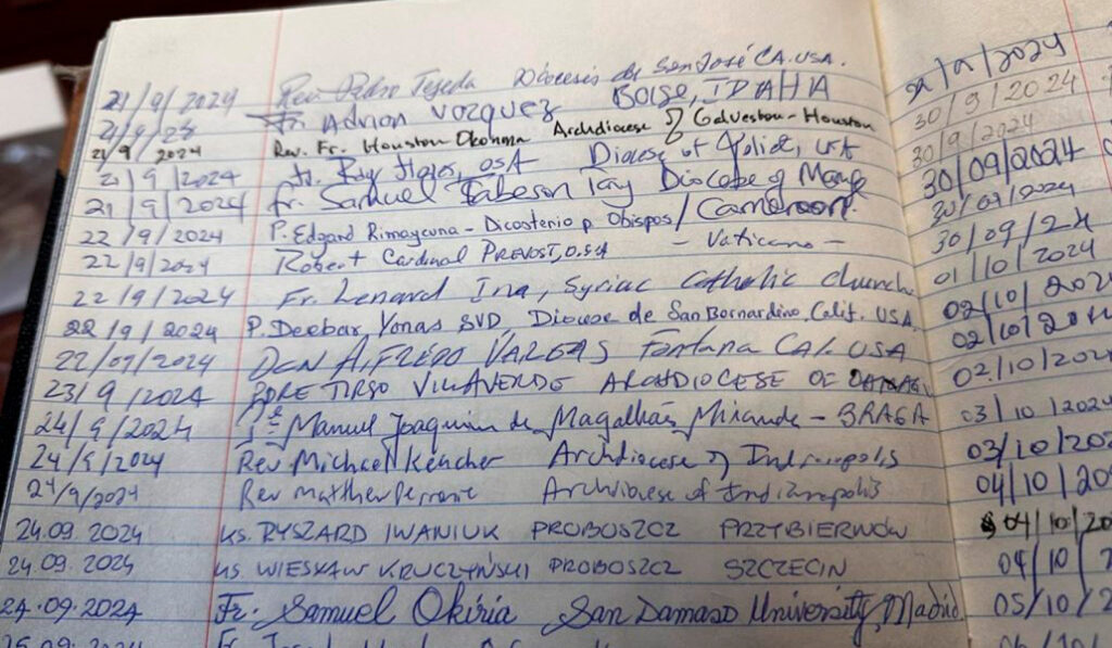 Libro de firmas de la casa natal de santa Teresa en el que firmó el hoy Papa León XIV