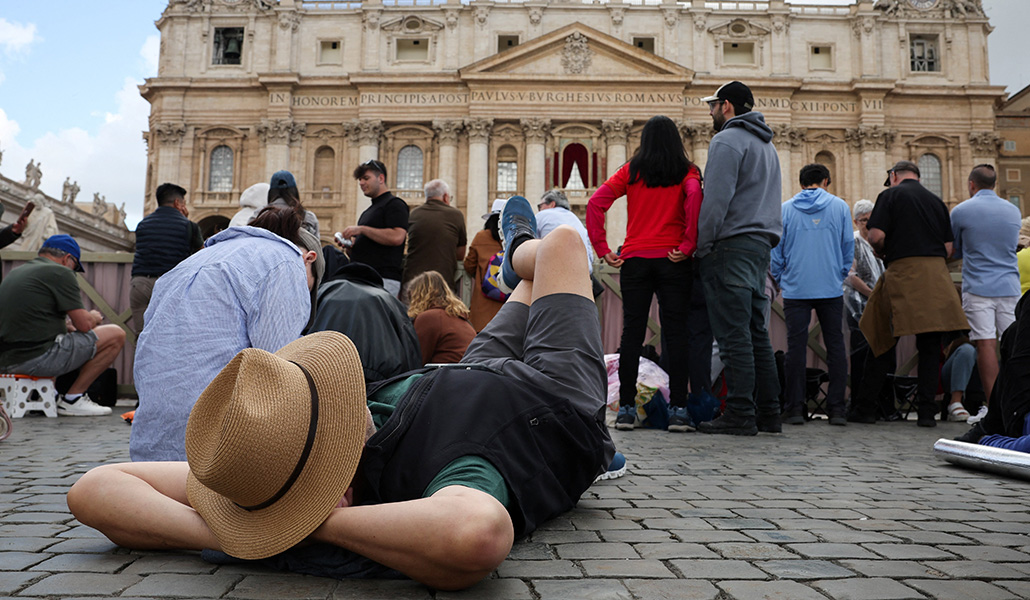 Un hombre espera la fumata