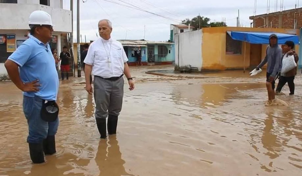 Robert Prevost en una zona inundada de Chiclayo a consecuencia de El Niño.
