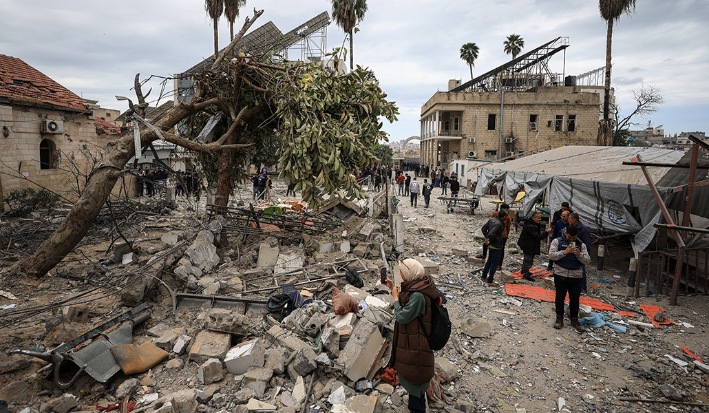 Lugar del impacto de dos misiles en Gaza