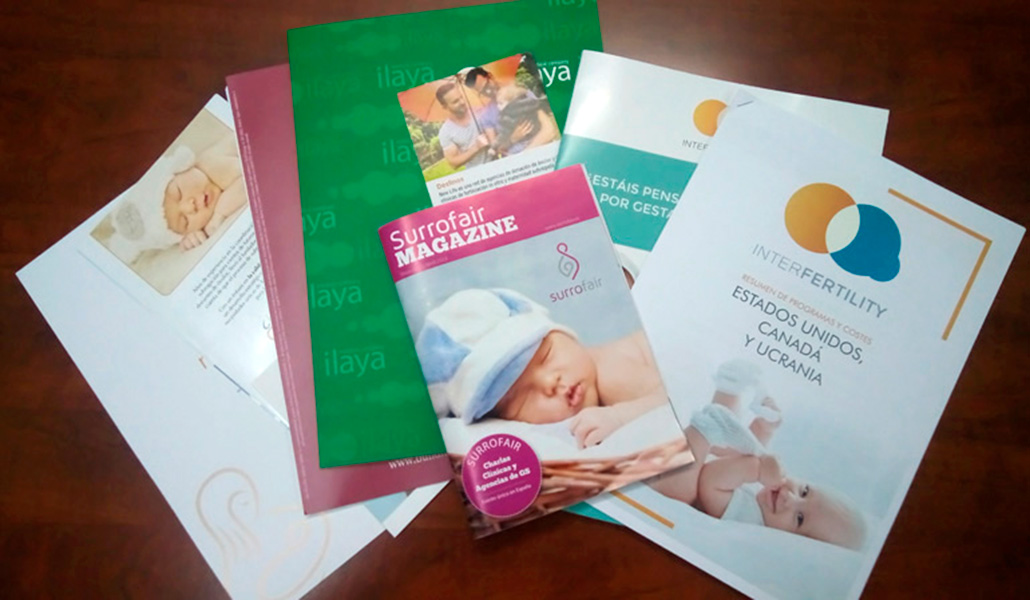 Folletos publicitarios recogidos en una feria para promocionar los vientres de alquiler en España.