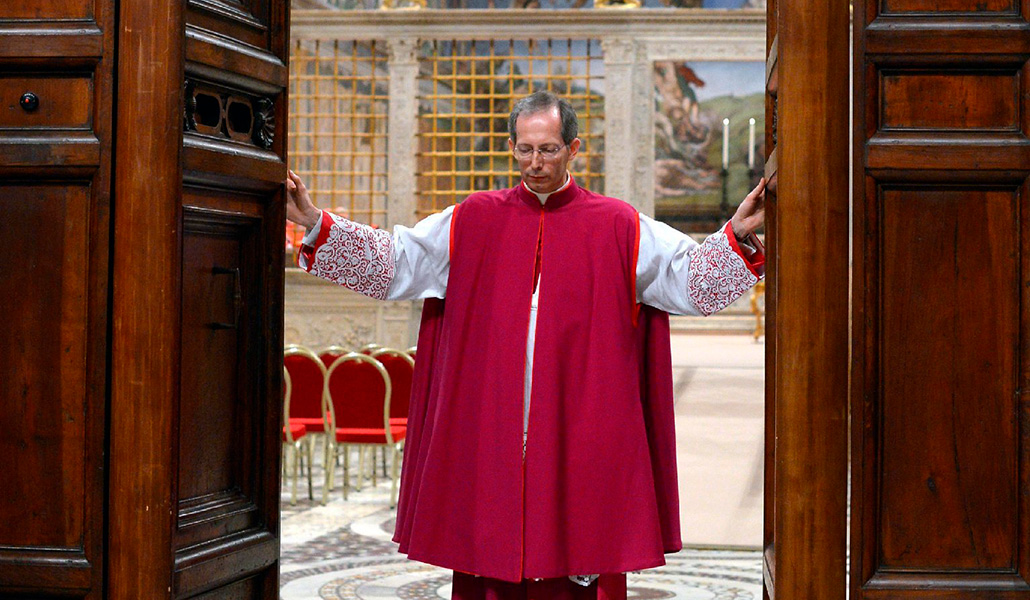 Guido Marini, entonces maestro de ceremonias pontificias, cierra las puertas de la Capilla Sixtina en el cónclave de 2013