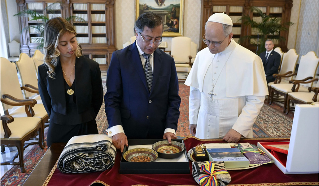 Petro y su hija Antonella regalaron al Papa café, algunos platos de cerámica y prendas tradicionales