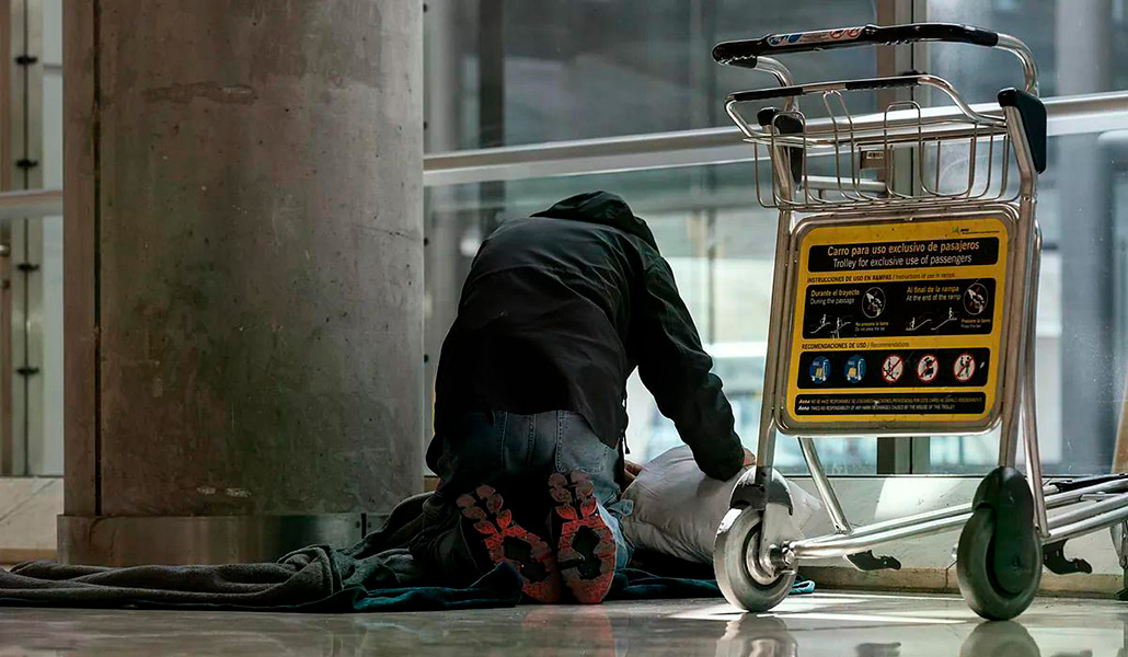 Una persona se prepara para pernoctar en la T4 del Aeropuerto Adolfo Suárez-Madrid Barajas, a 12 de mayo de 2025, en Madrid (España)