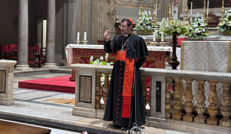 El arzobispo de Madrid responde dudas en Santiago y Montserrat