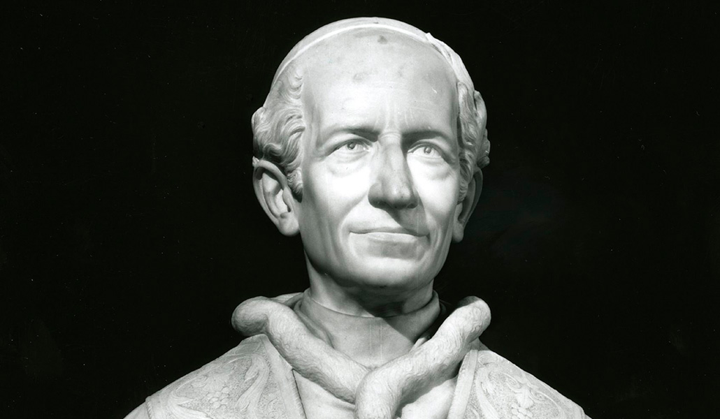 Detalle del busto del Papa León XIII, del escultor Enrico Tadolini