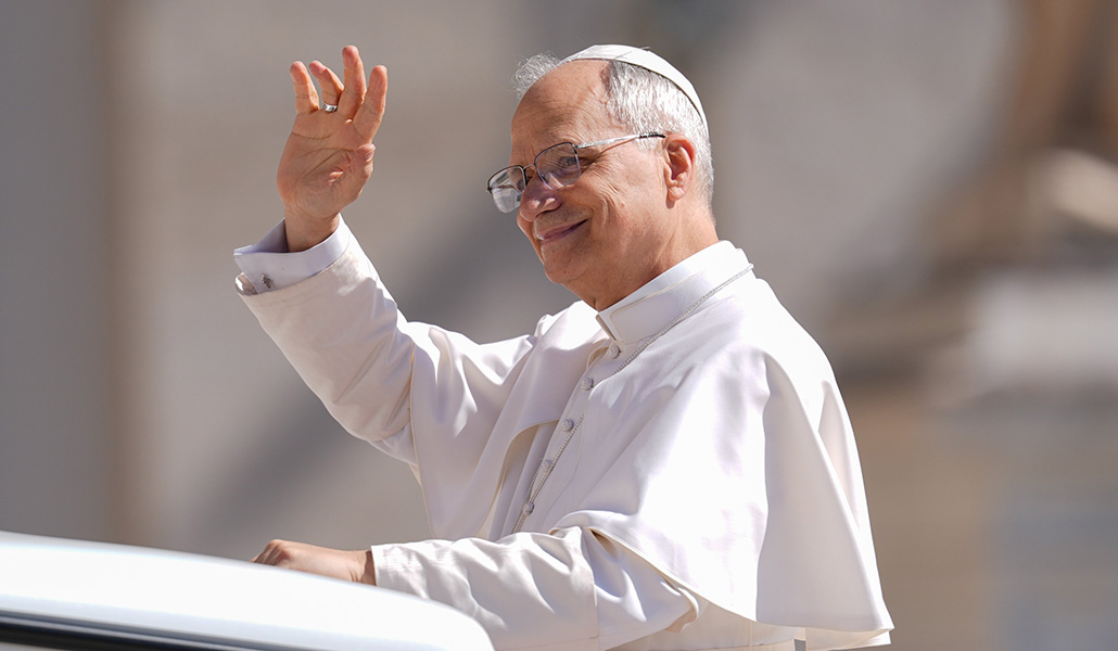 El Papa León XIV saluda desde el papamóvil mientras recorre la Plaza de San Pedro en el Vaticano antes de su audiencia general