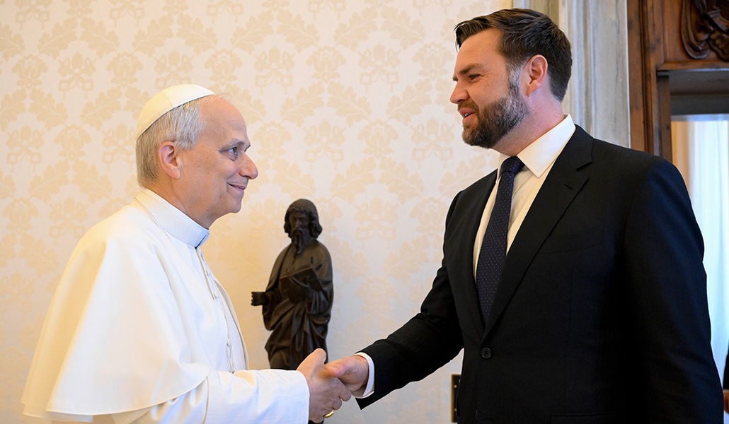 El Papa León XIV le da la mano al vicepresidente de Estados Unidos, JD Vance, en la biblioteca del Palacio Apostólico del Vaticano el 19 de mayo de 2025
