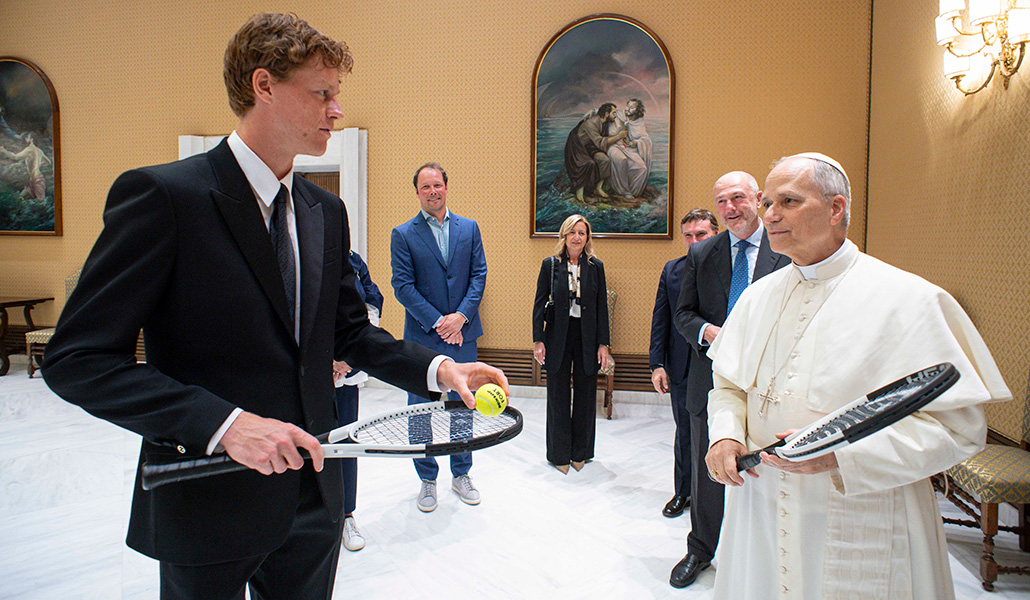 El Papa León XIV durante su encuentro con Jannik Sinner, tenista número uno del mundo