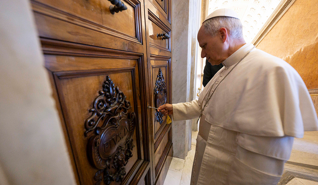 León XIV reabriendo el apartamento pontificio