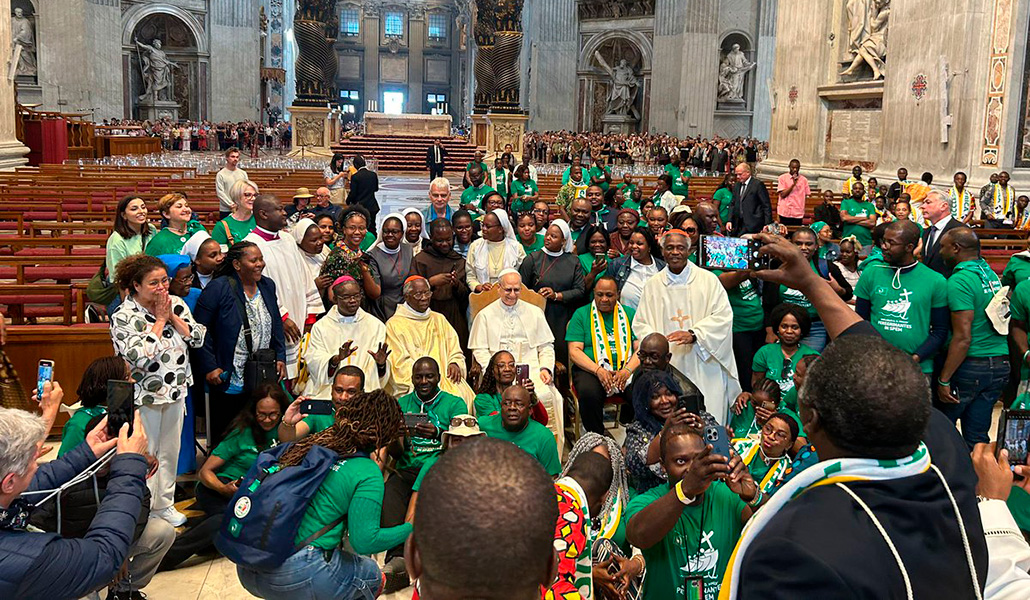 El Papa en la basílica junto a los embajadores y sus familias