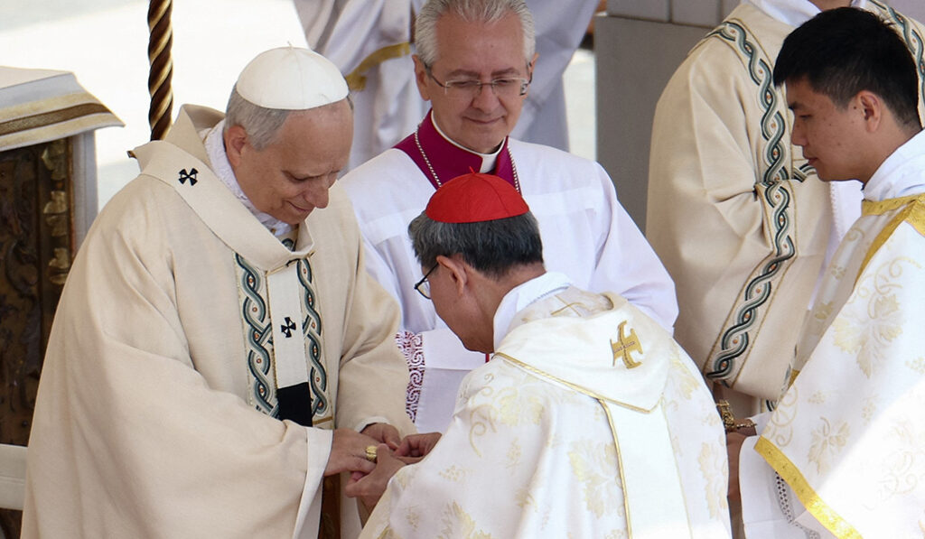 El cardenal Tagle impone el anillo del Pescador al Santo Padre