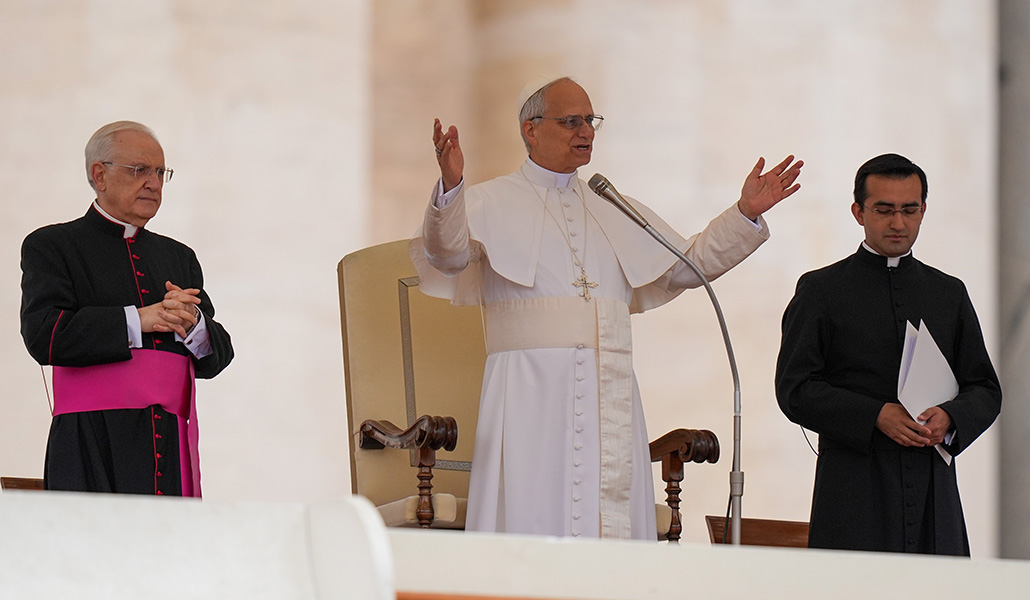 El Papa León XIV saluda a los fieles en su primera audiencia general.