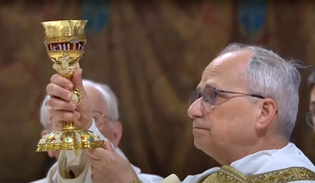 León XIV levanta el cáliz con la Sangre de Cristo en su primera Misa como Papa
