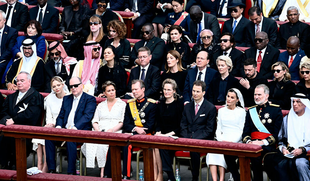 Los reyes de España (delante, derecha) durante la Misa. Participaron 150 delegaciones.