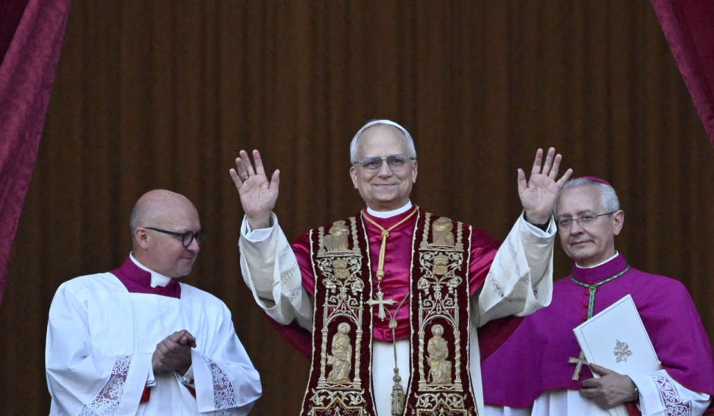 El nuevo Papa, León XIV, en la logia central de la basílica de San Pedro nada más ser elegido
