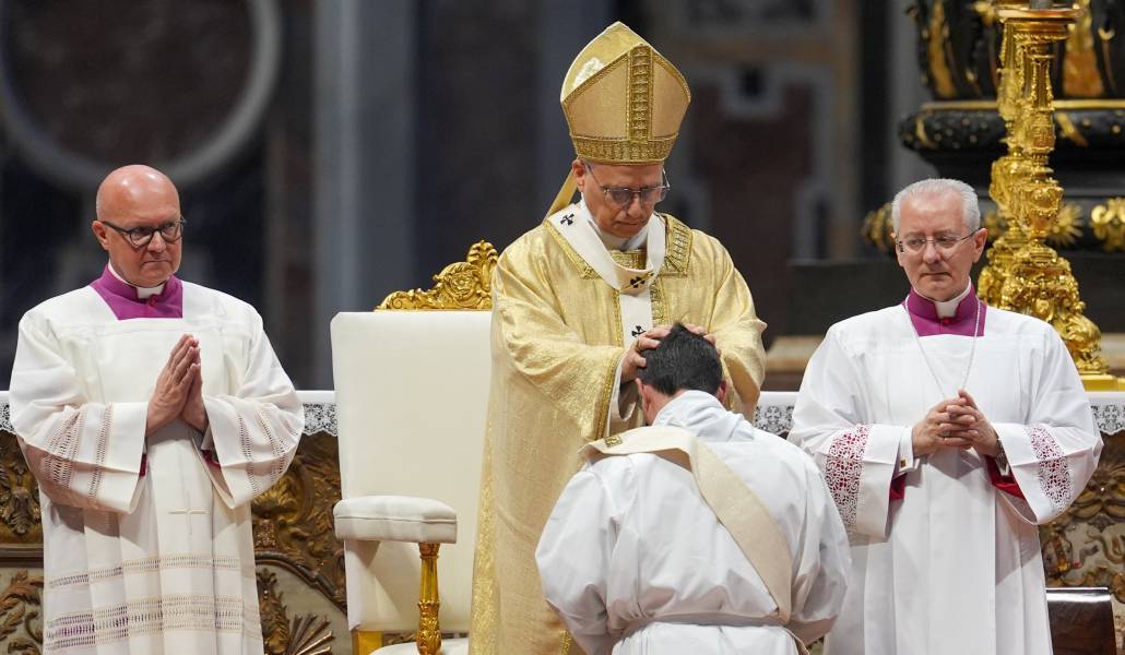 Momento en que el Papa impone las manos a uno de los candidatos