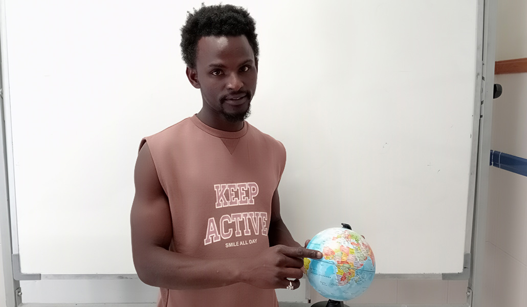 Ousmane señala en un mapa su país de origen, Guinea Conakri