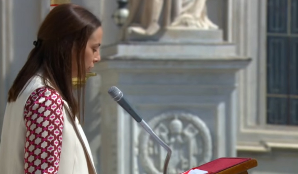 Borrell leyendo durante la Eucaristía