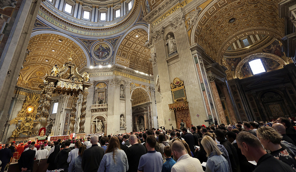 Fieles rezan mientras los cardenales asisten a una Misa en la basílica de San Pedro en el Vaticano, el 7 de mayo de 2025, el primer día del cónclave para elegir a un nuevo Papa