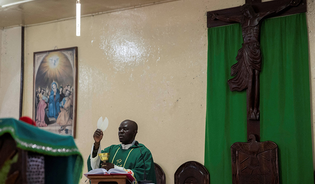 Un sacerdote local celebra una Misa en Goma, una ciudad de República Democrática del Congo asediada por los rebeldes del M23