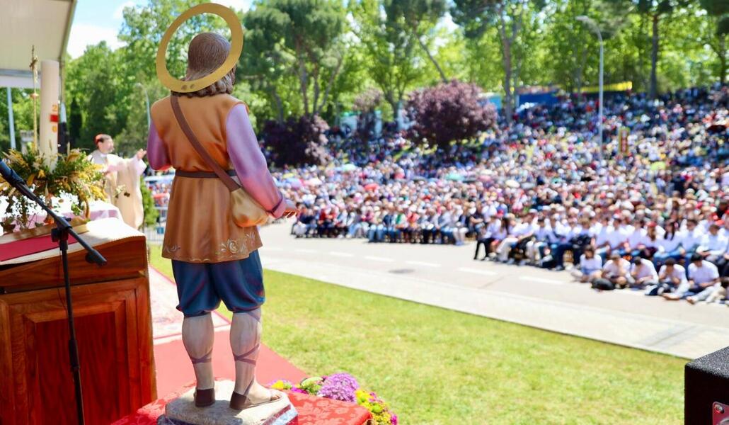 El cardenal Cobo durante la celebración de la Eucaristía en la pradera de san Isidro