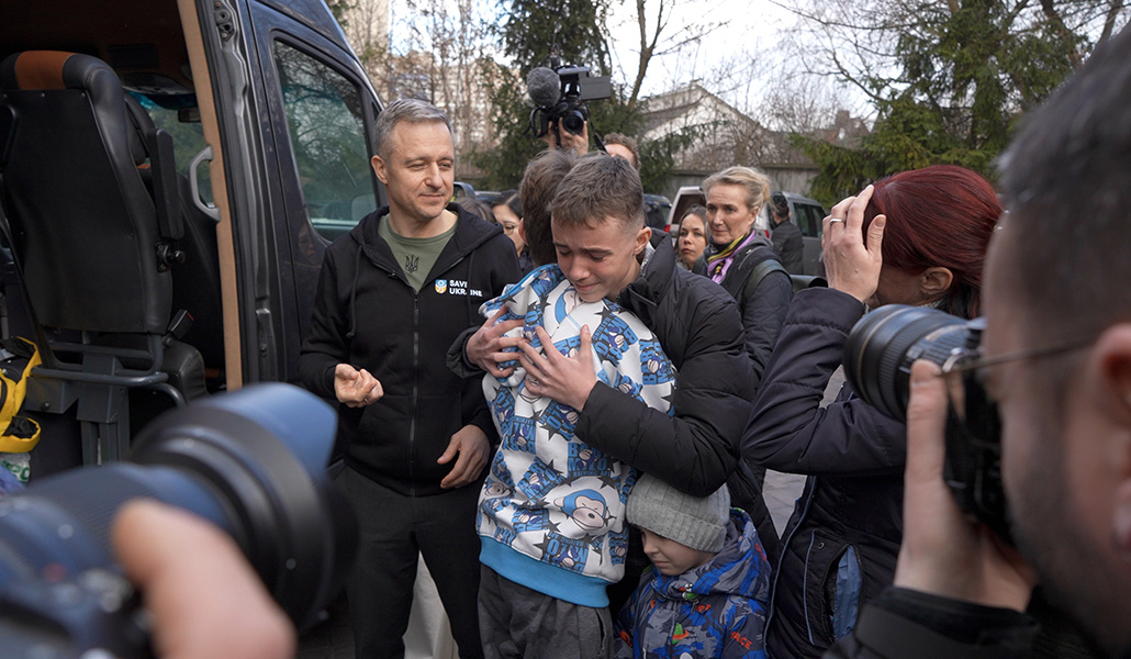 Un muchacho deportado a territorio bajo control ruso se reúne con su familia tras ser rescatado por Save Ukraine