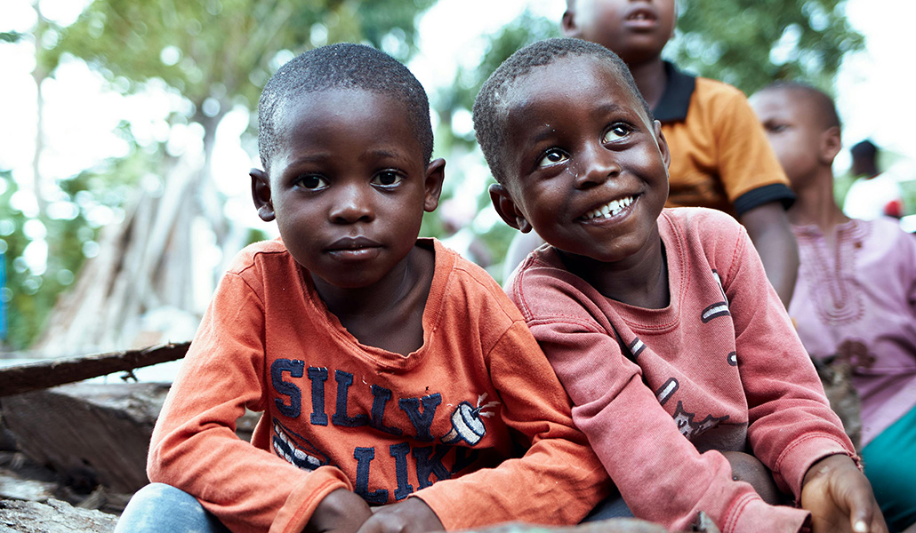 Dos de los niños protegidos por manos Unidas en sus proyectos en África